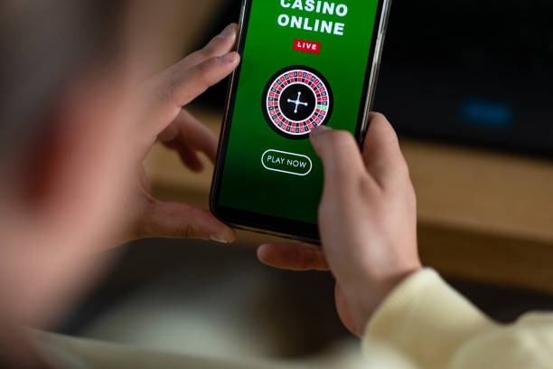 Live roulette wheel and betting interface on hotogel